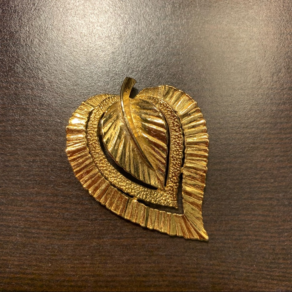 Goldtone leaf motif brooch Gerry’s marked